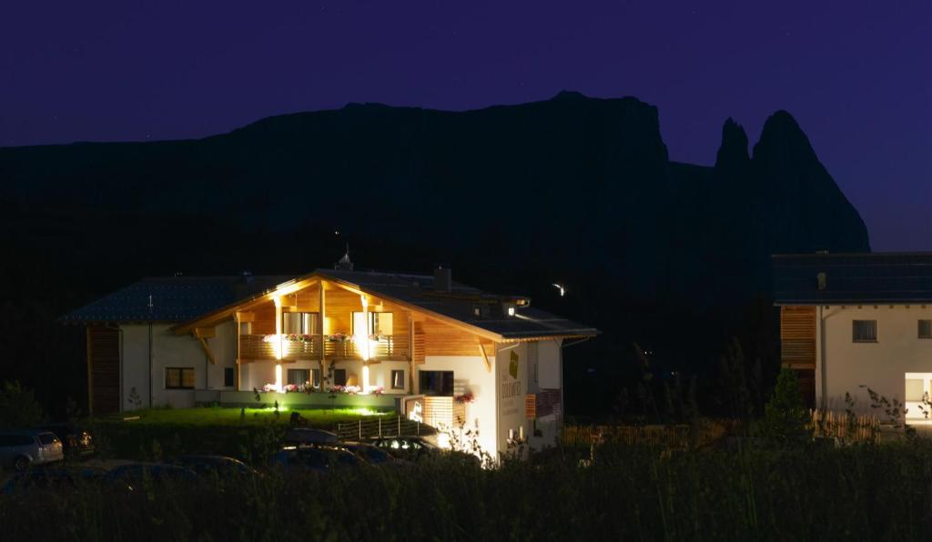 Nespecifikovaný výhled na hory nebo výhled na hory při pohledu z hotelu