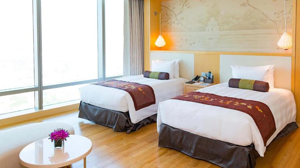 Postel nebo postele na pokoji v ubytování Lotte Hotel Hanoi