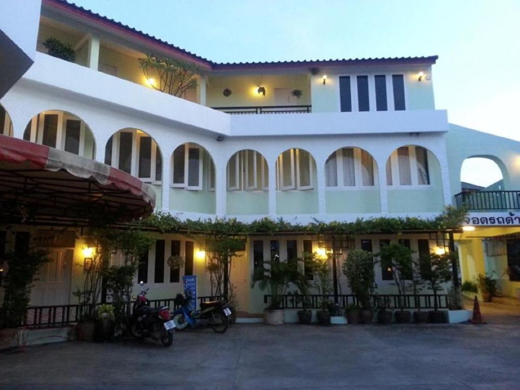 un grande edificio bianco con molte finestre di Casa Holiday Hotel SHA a Phitsanulok