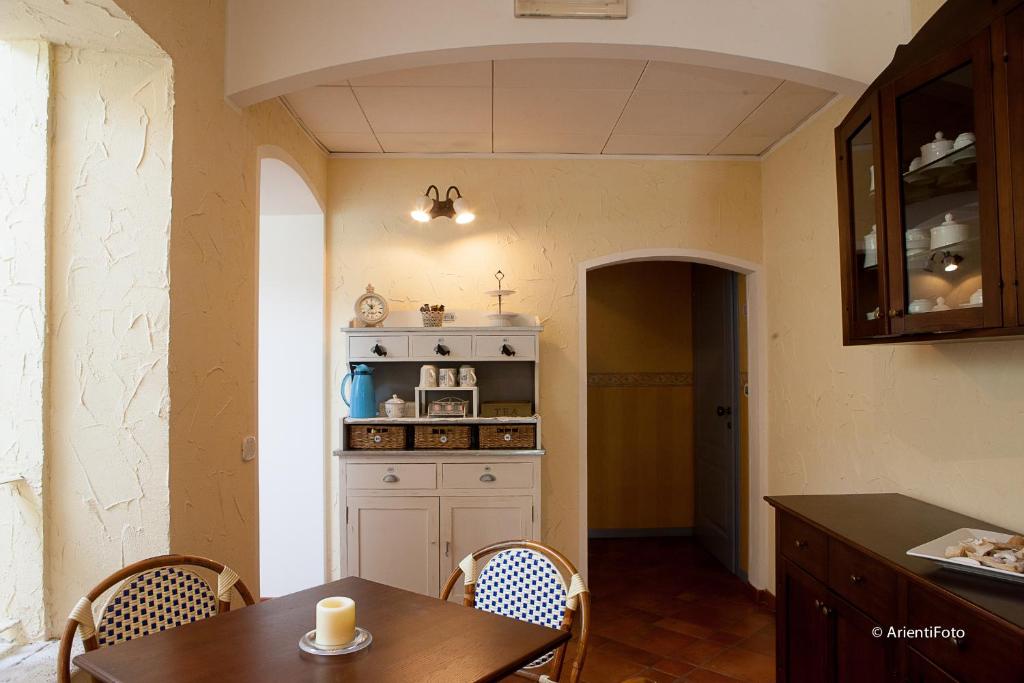 カパルビオにあるAlbergo del Lagoのキッチン(テーブル、椅子、カウンター付)