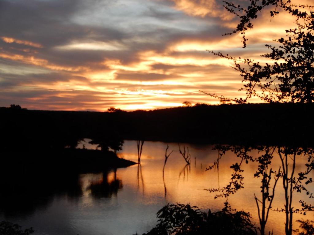 Un tramonto su un corpo d'acqua con il cielo di Eildon Parkview Motor Inn Room 11 a Eildon
