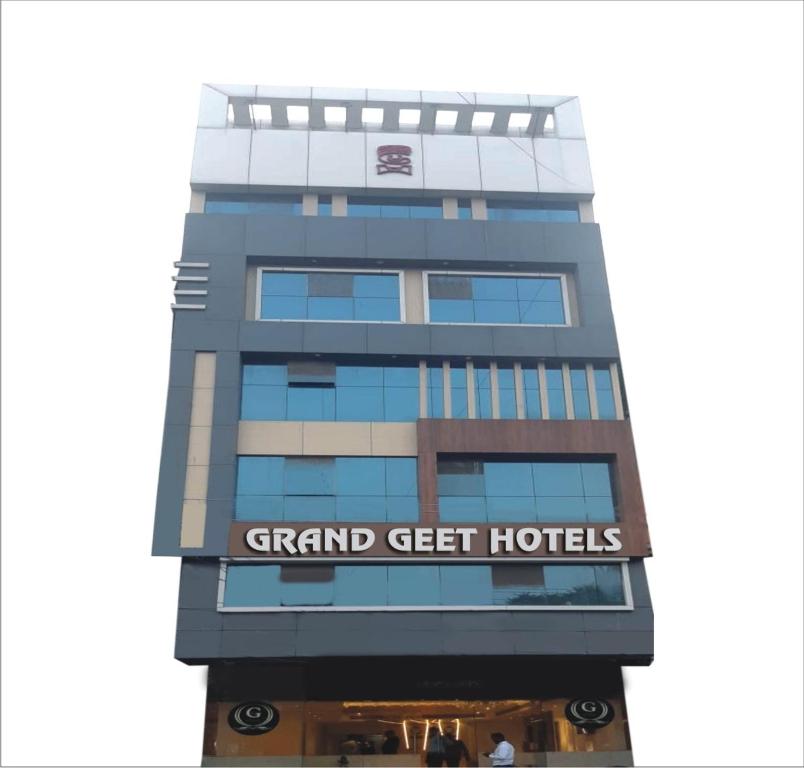 ein Gebäude mit einem Schild, das "Grand get hotels" liest in der Unterkunft Grand Geet Hotels in Kānpur