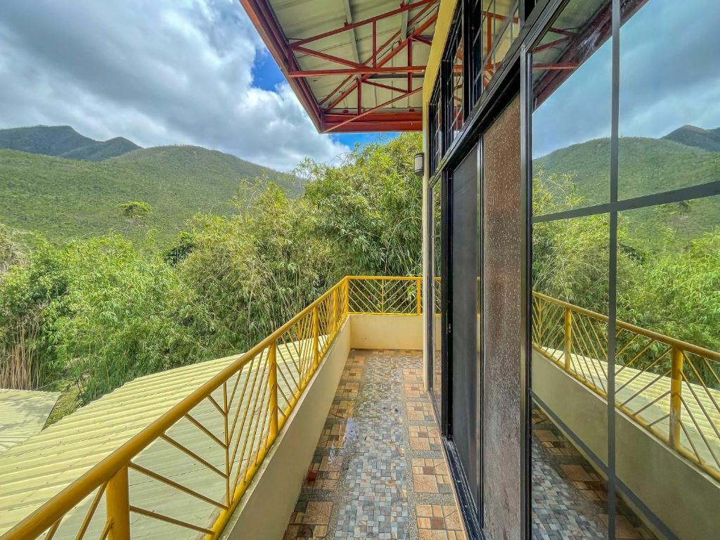 Nespecifikovaný výhled na hory nebo výhled na hory při pohledu z hostelu