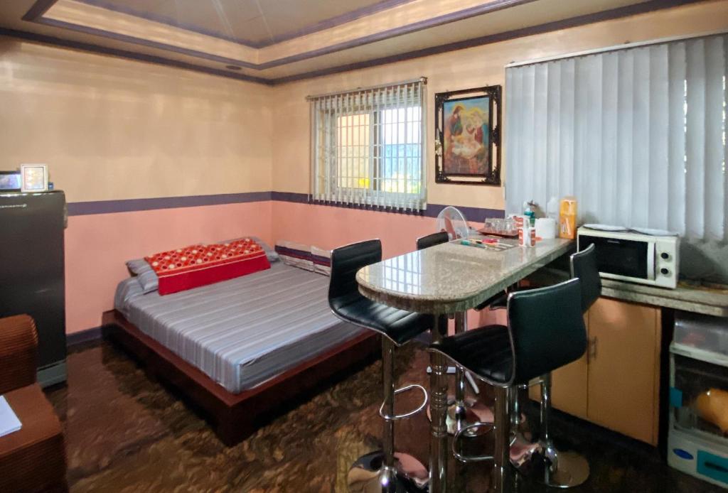 Postel nebo postele na pokoji v ubytování RedDoorz Hostel at MRC Residences Baguio
