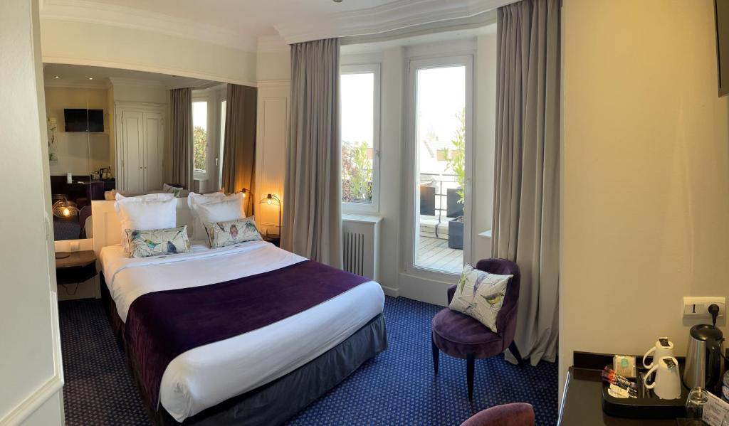 מיטה או מיטות בחדר ב-MAISON LUTETIA R (ex Hotel Royal Lutetia)