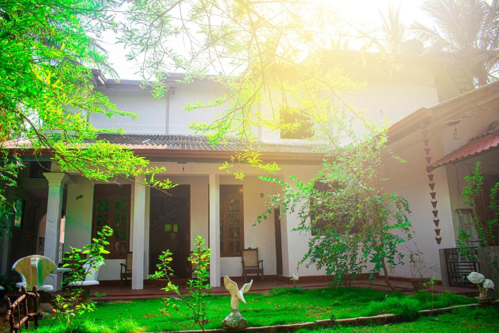 una casa con un cortile verde davanti di Thambara Resort a Polonnaruwa