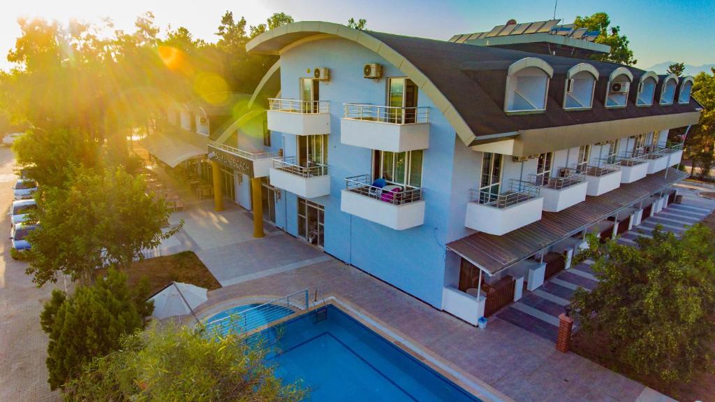 Bazén v ubytování Prenses Sealine Beach Hotel nebo v jeho okolí