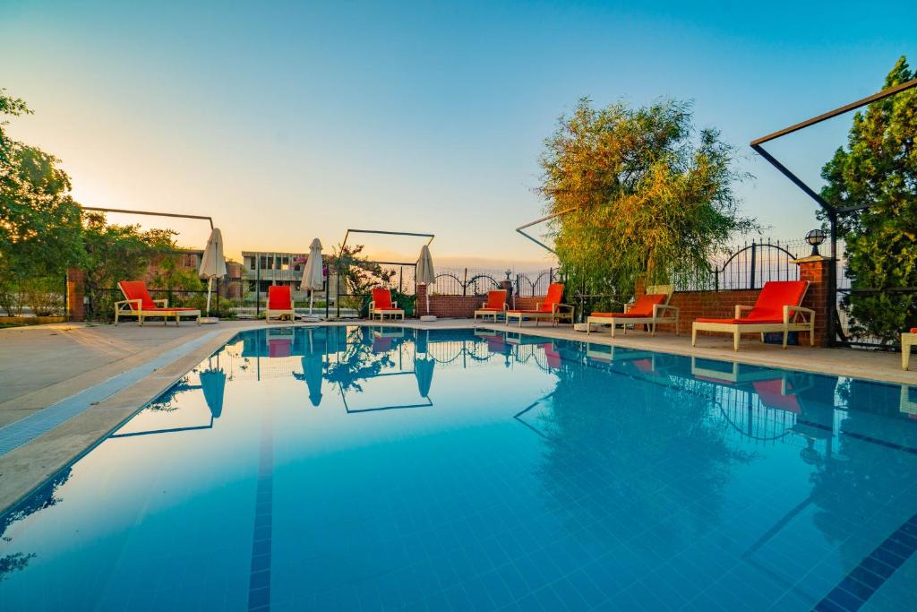 Bazén v ubytování Prenses Sealine Beach Hotel nebo v jeho okolí
