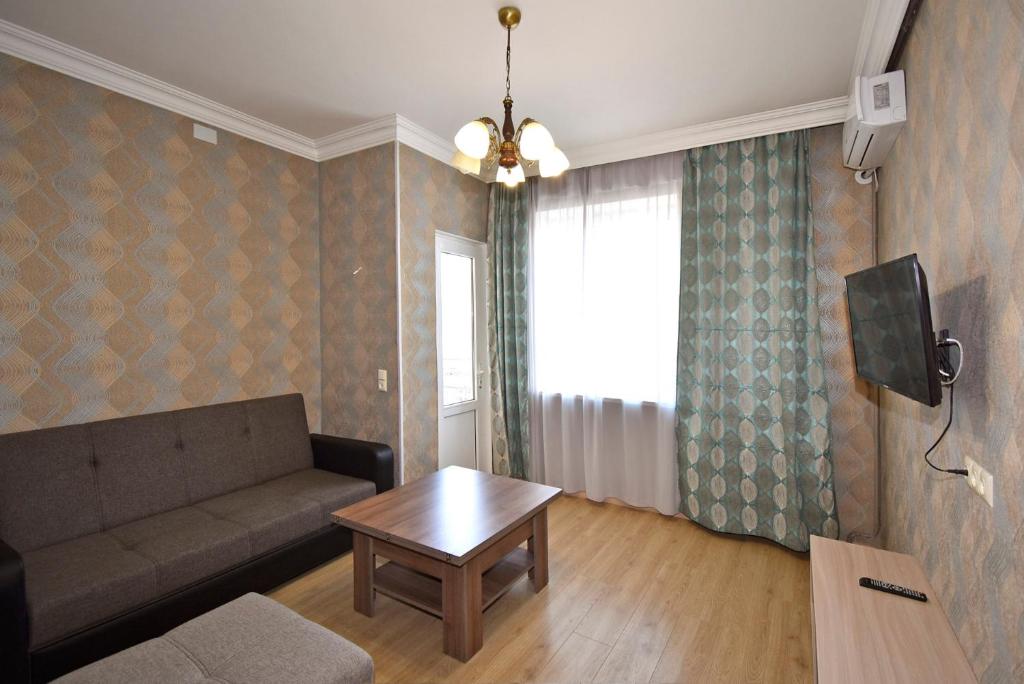 ein Wohnzimmer mit einem Sofa und einem Tisch in der Unterkunft Apartment for guest A3 in Yerevan