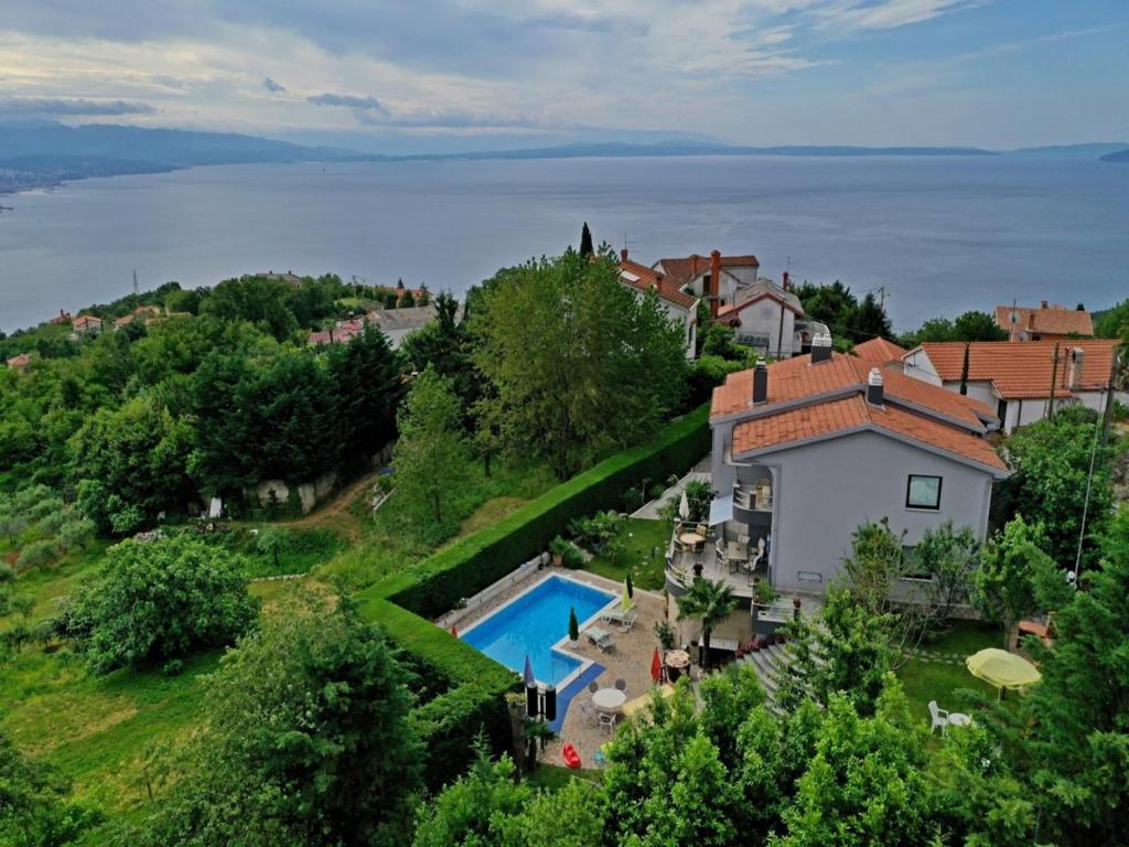 - une vue aérienne sur une maison sur une colline avec une piscine dans l'établissement Villa Bregi with Swimming Pool, à Matulji