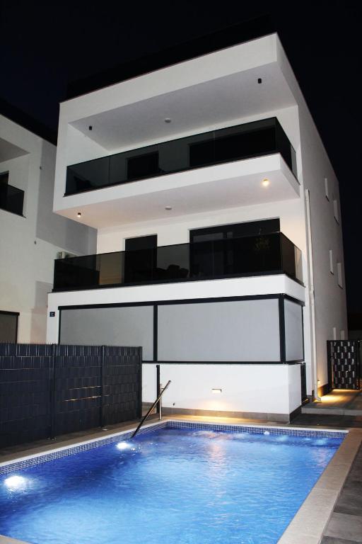 Bazén v ubytovaní Poolside 2 bedroom ap. MARE alebo v jeho blízkosti