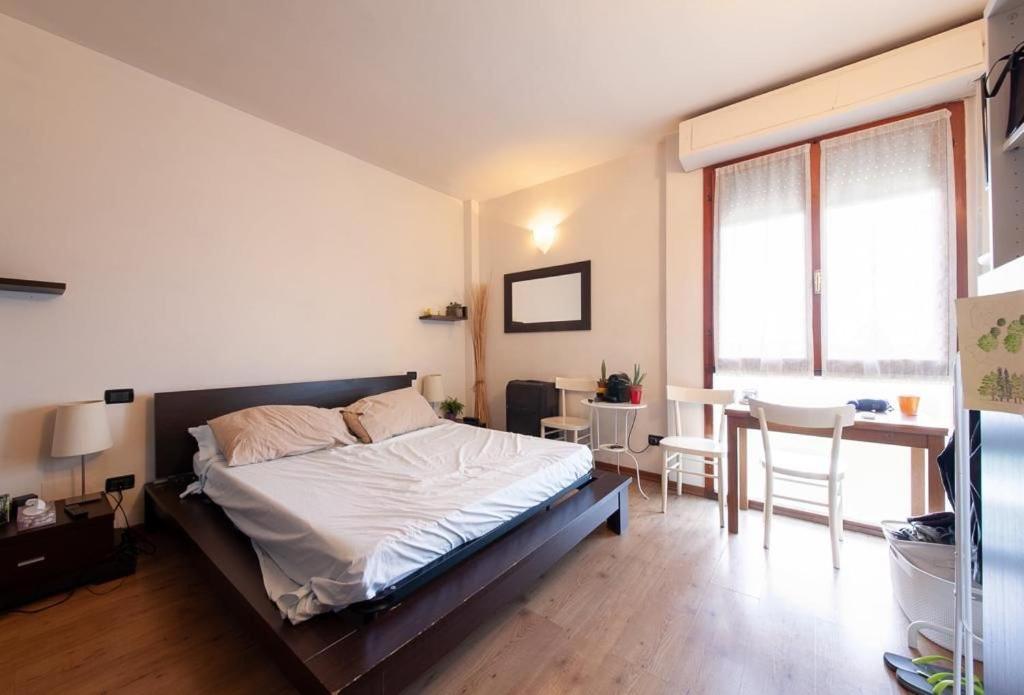 1 dormitorio con 1 cama y comedor con mesa en Civico 19, en Pisa