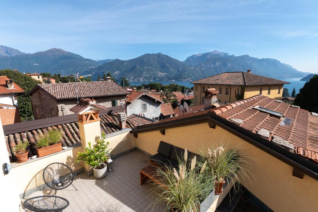 un balcone di un edificio con montagne sullo sfondo di Casa ToBé a Menaggio