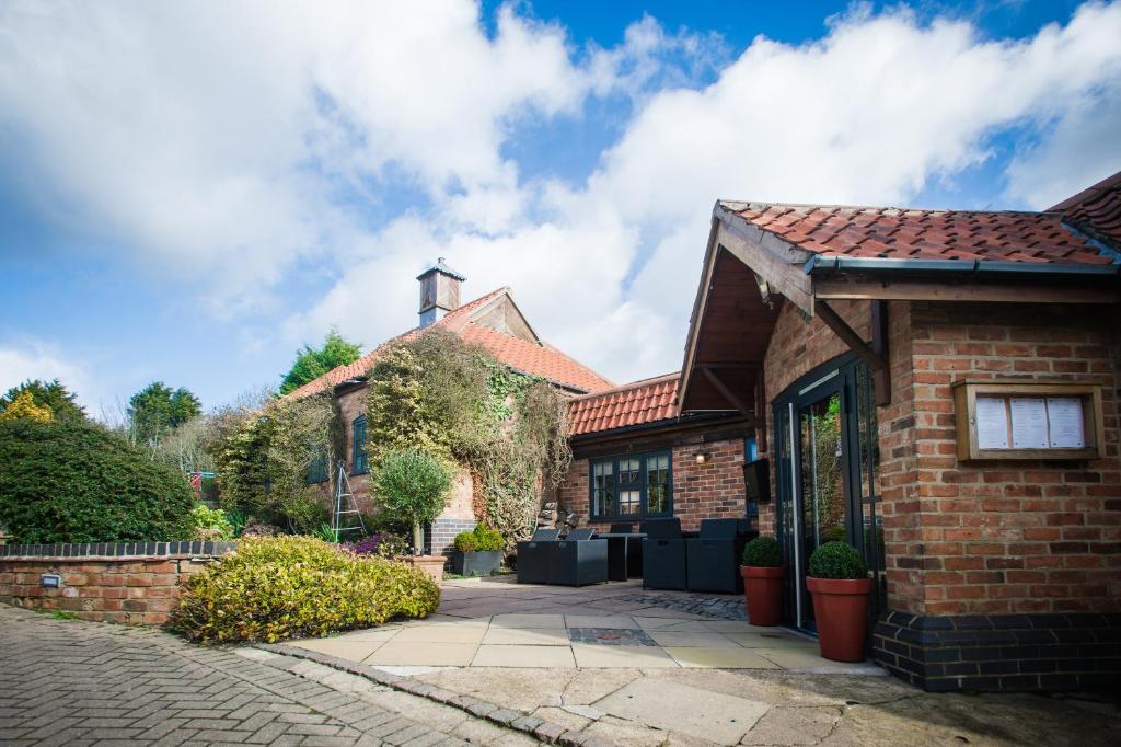 a brick house with a brick driveway at the hammer and pincers in Loughborough