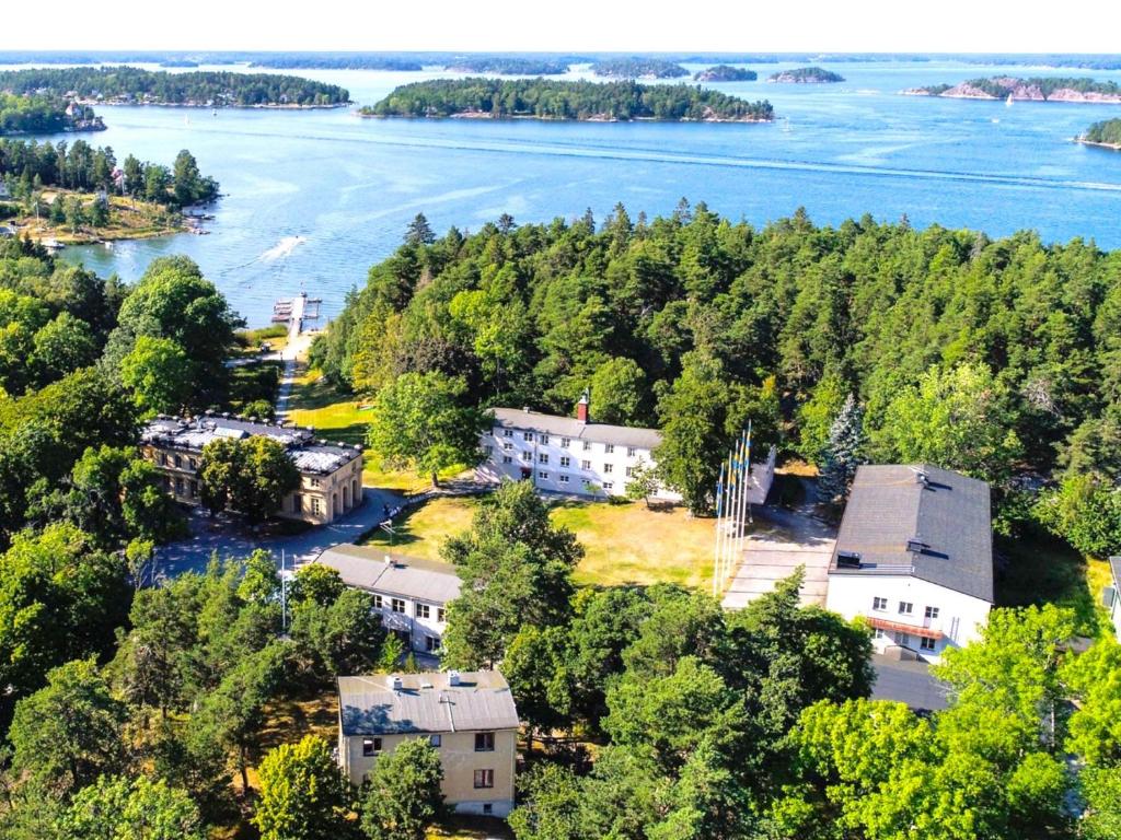 een luchtzicht op een gebouw naast een rivier bij STF Lillsved in Värmdö