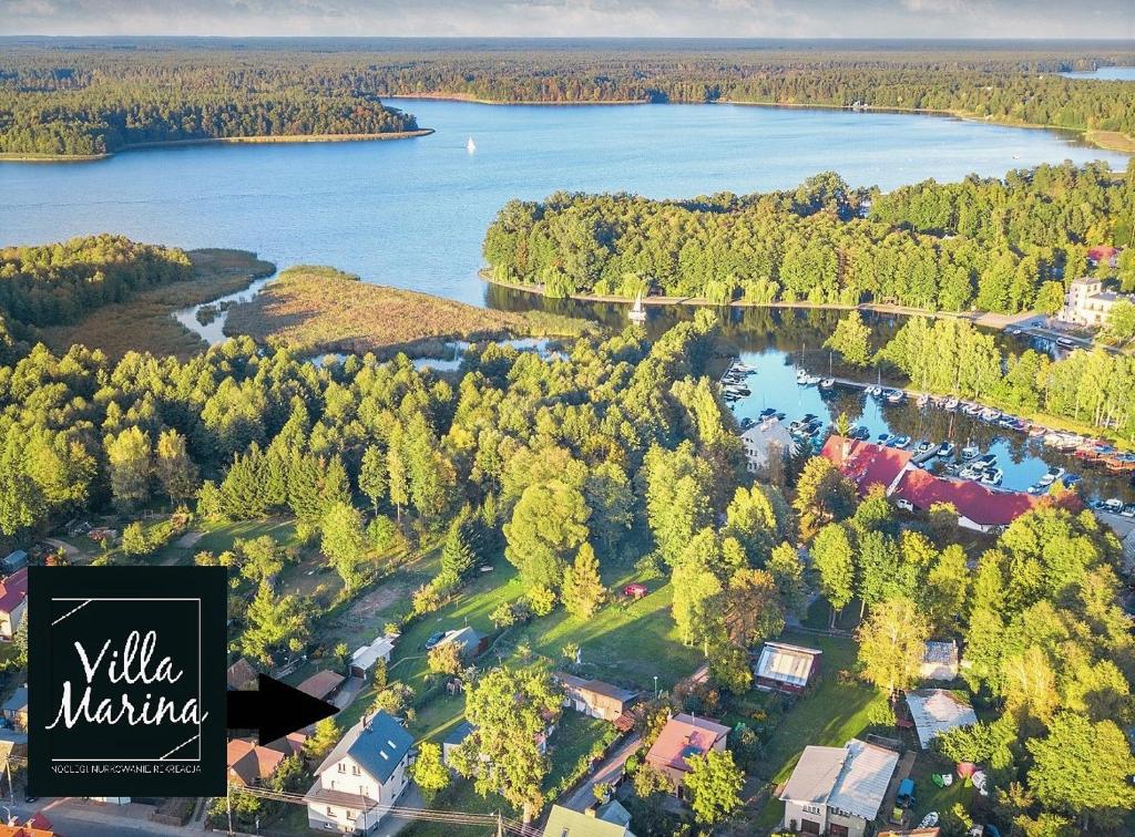 een luchtzicht op een groot landgoed met een meer bij Villa Marina in Augustów