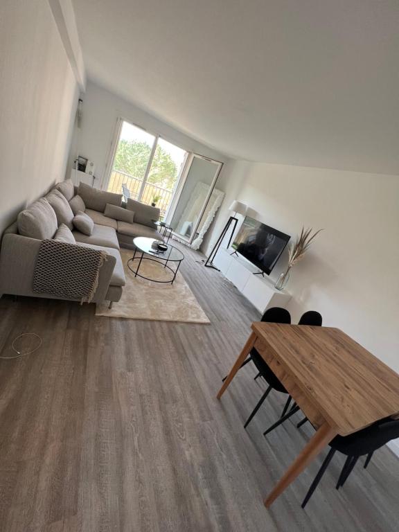 un salon avec un canapé et une table dans l'établissement Superbe appartement dans les calanques, à Marseille