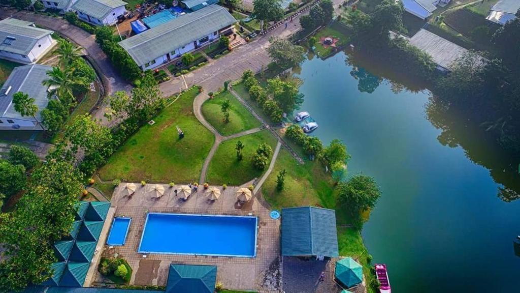 una vista aérea de una casa con una gran piscina en Laya Leisure, en Kalawana