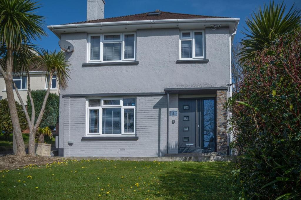 Mayfield House - 4 Bedroom House - Tenby