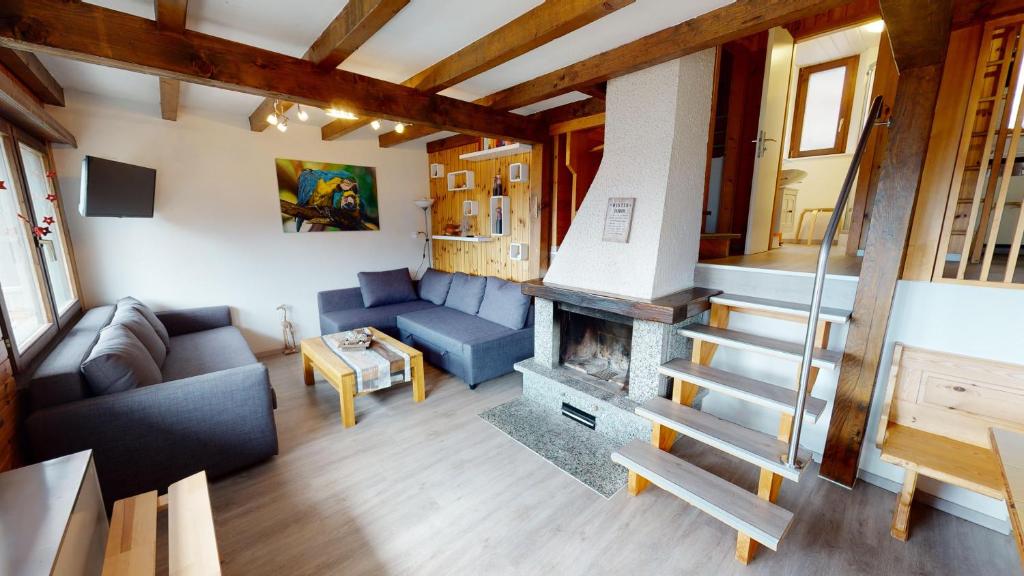 sala de estar con sofá y chimenea en Tschuggen 4 en Blatten bei Naters