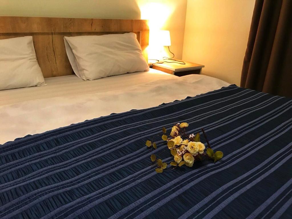 um quarto de hotel com uma cama com flores em vake em Tbilisi