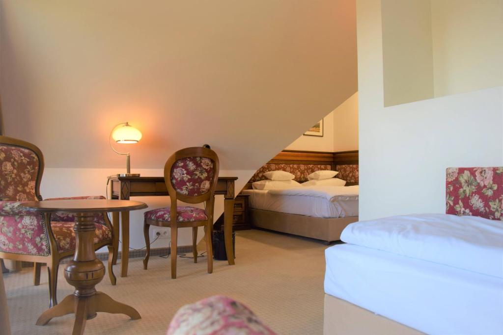 Posteľ alebo postele v izbe v ubytovaní Hotel Paryski Art & Business Zakopane - Basen Jacuzzi Sauna Małpi Gaj