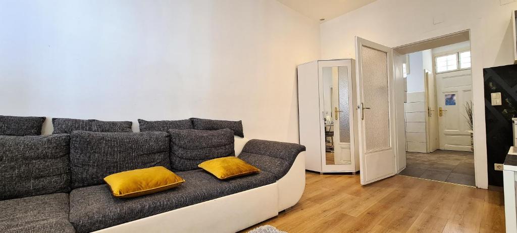 Wiener Buddha Style Flat with Inner Garden- Märzstraße City Apartments