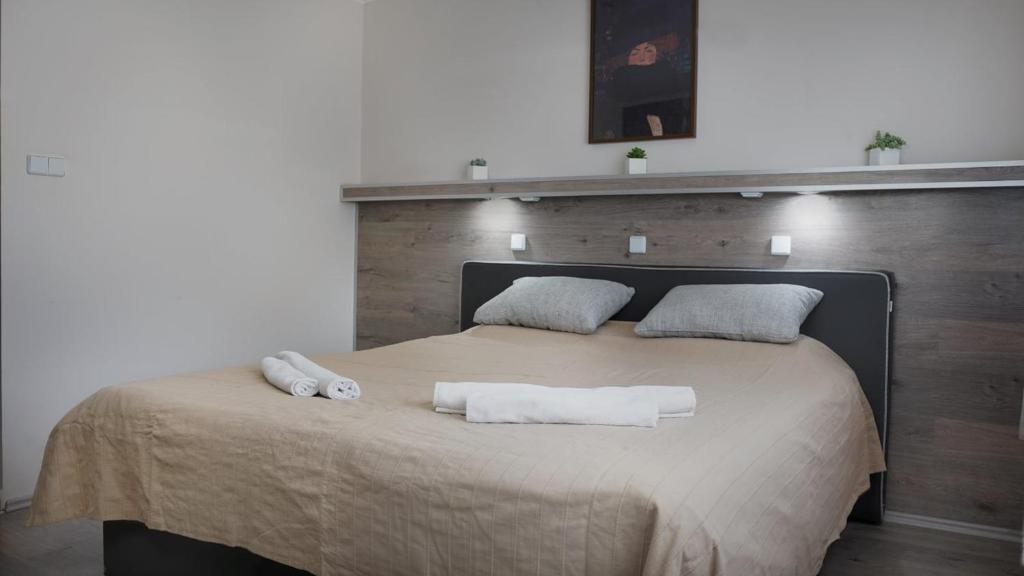 - une chambre avec un lit et 2 serviettes dans l'établissement Teke Bowling Centrum és Sport Panzió, à Szeged
