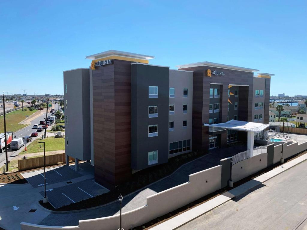 un grande edificio sul lato di una strada di La Quinta Inn & Suites by Wyndham Galveston North at I-45 a Galveston