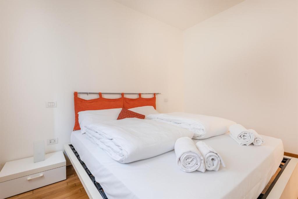 A bed or beds in a room at GARDA SAILS, Relax + Thermae