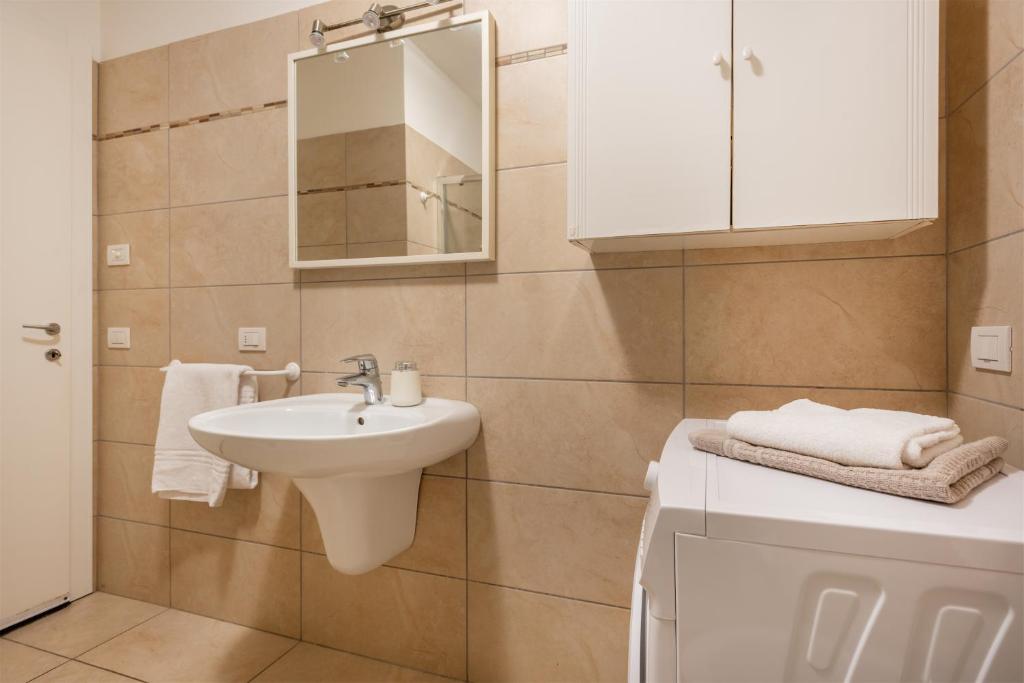 A bathroom at GARDA SAILS, Relax + Thermae