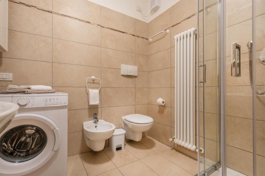 A bathroom at GARDA SAILS, Relax + Thermae