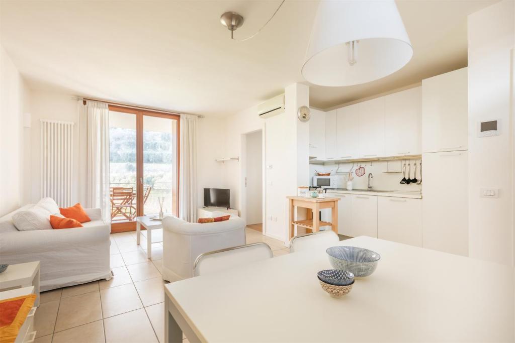 A kitchen or kitchenette at GARDA SAILS, Relax + Thermae