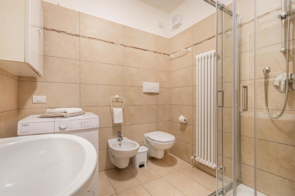 A bathroom at GARDA SAILS, Relax + Thermae