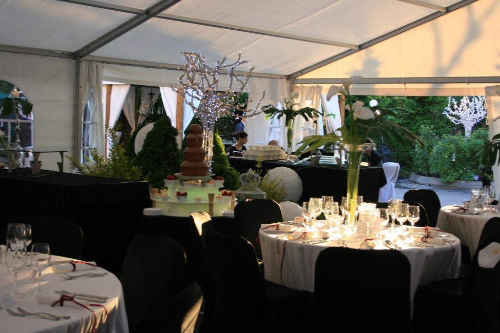 Reštaurácia alebo iné gastronomické zariadenie v ubytovaní Hotel Petrus