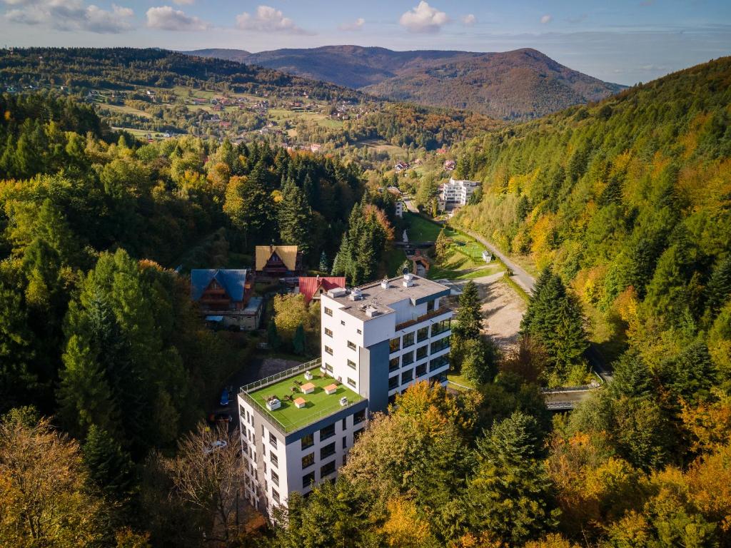Vue aérienne d'un bâtiment dans la forêt dans l'établissement Apartament Kurort Kozubnik Wilcza Wataha, à Porąbka