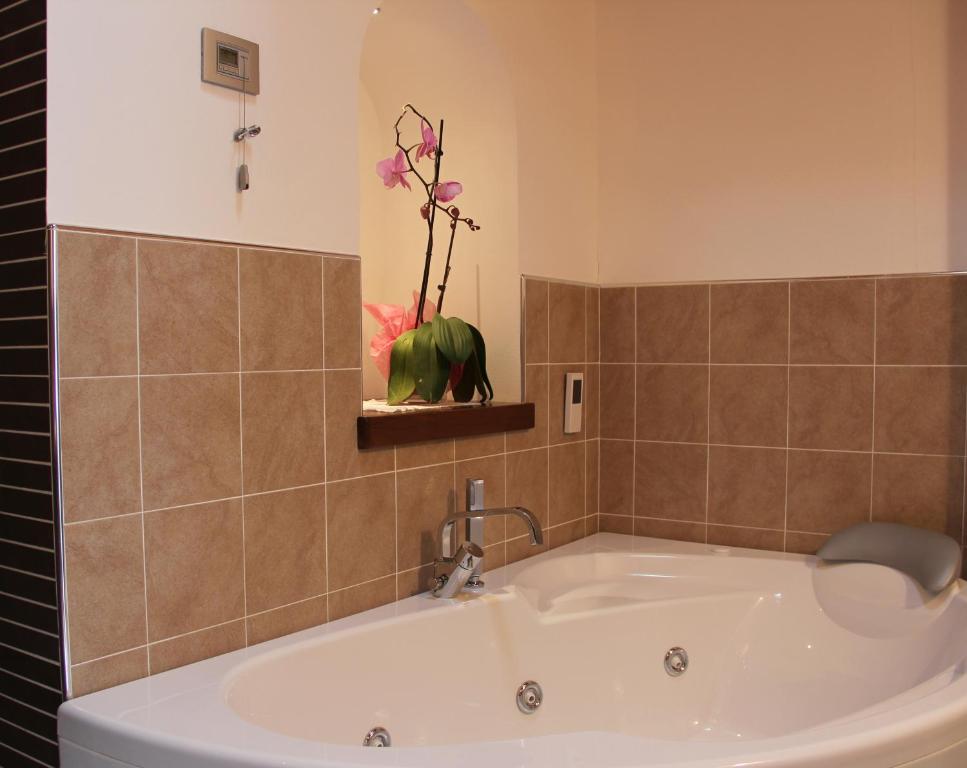 Koupelna v ubytování Albergo Edelweiss - LareSpa