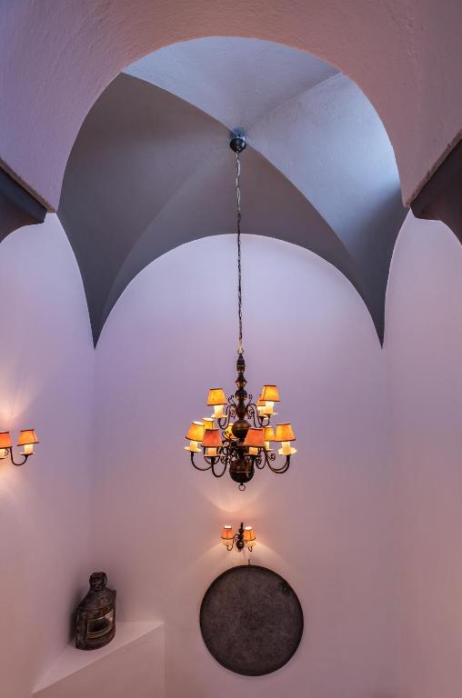 sufit z żyrandolem w pokoju w obiekcie Azure Villa Santorini w Imerovíglion