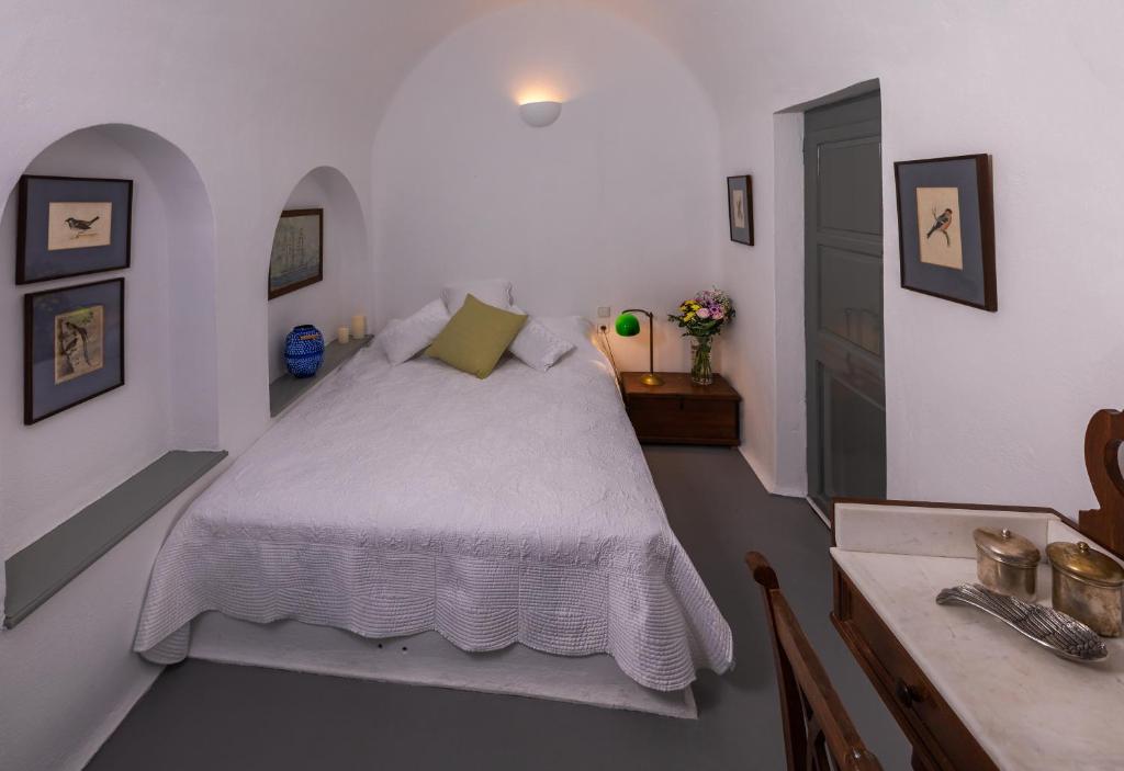 Łóżko lub łóżka w pokoju w obiekcie Azure Villa Santorini
