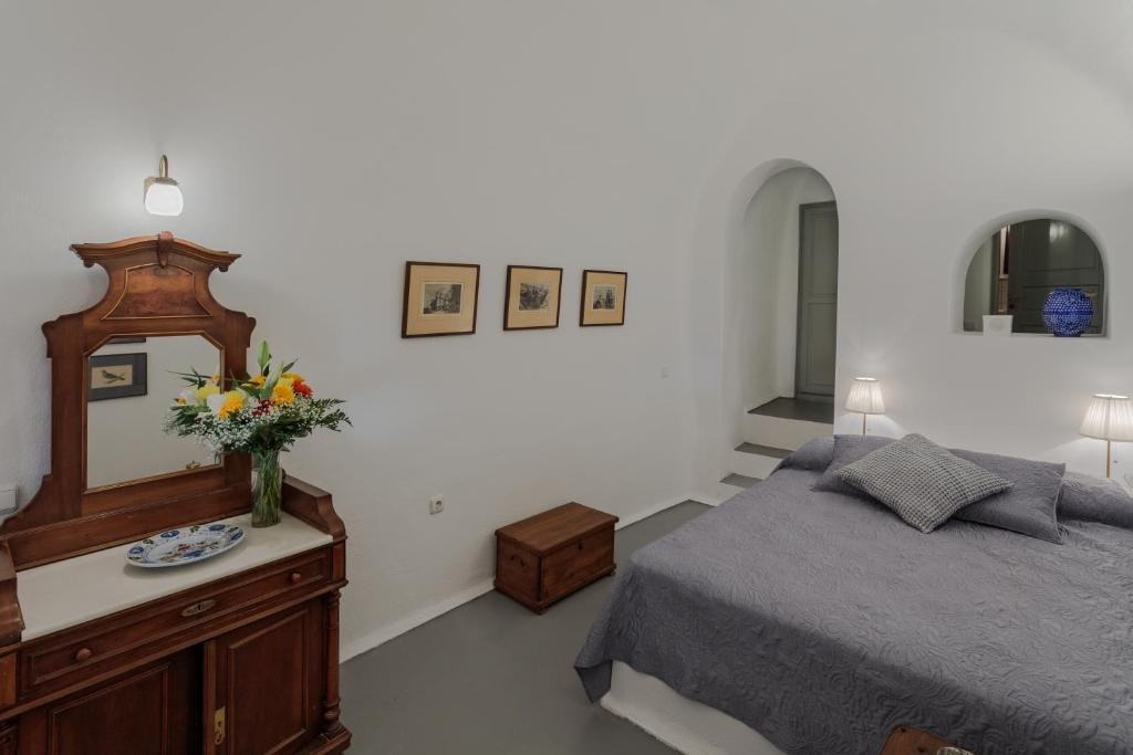 Łóżko lub łóżka w pokoju w obiekcie Azure Villa Santorini