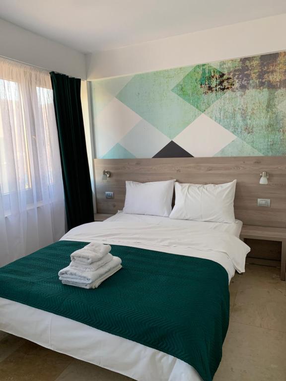 Tempat tidur dalam kamar di Dacia Residence Apartments
