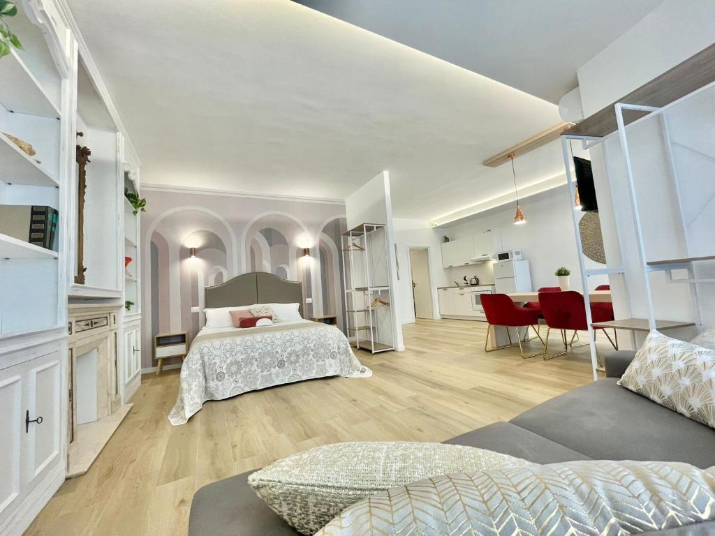 a bedroom with a bed and a kitchen and a living room at Barirooms - Picca 24 in Bari