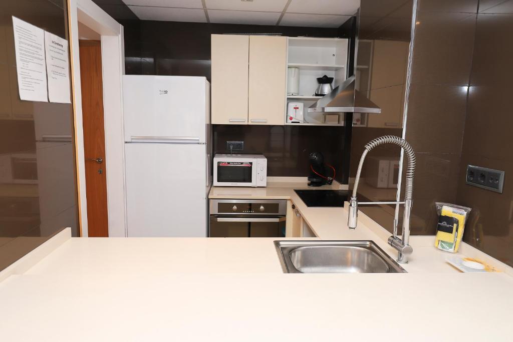Kuchyňa alebo kuchynka v ubytovaní COSTA DAURADA APARTAMENTS - Royal 104 Luxe