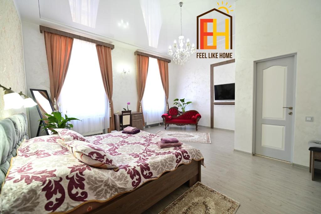 Un dormitorio con una cama y una silla roja. en FLH - Royal Studios, en Sibiu