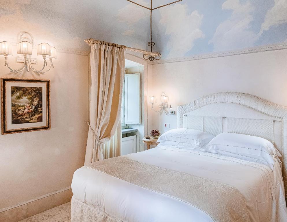 Postel nebo postele na pokoji v ubytování Monastero di Cortona Hotel & Spa