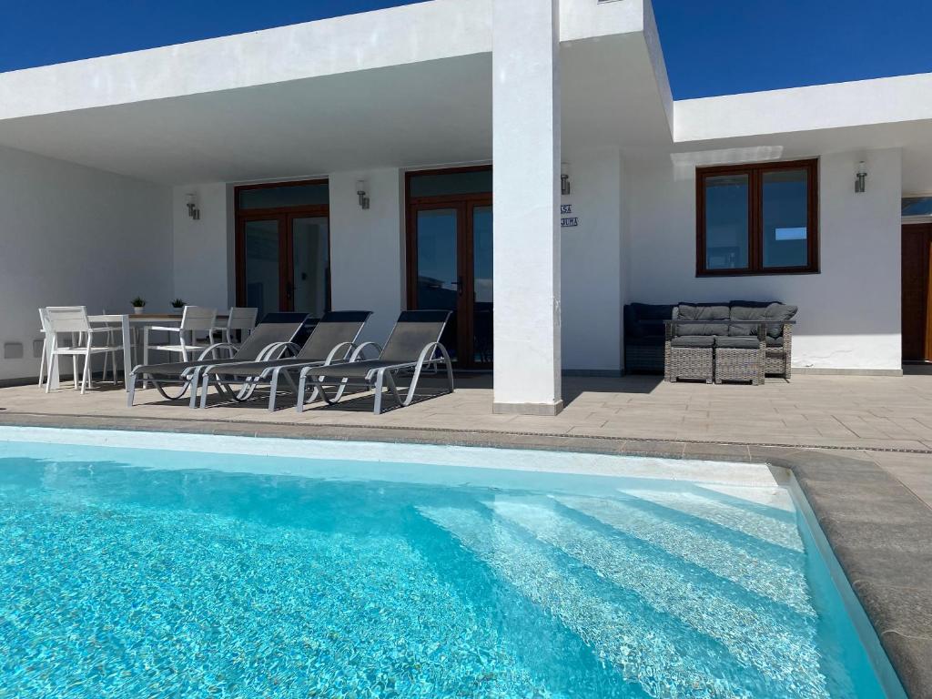 a villa with a swimming pool and a house at Villa Casa Juma in Playa Blanca