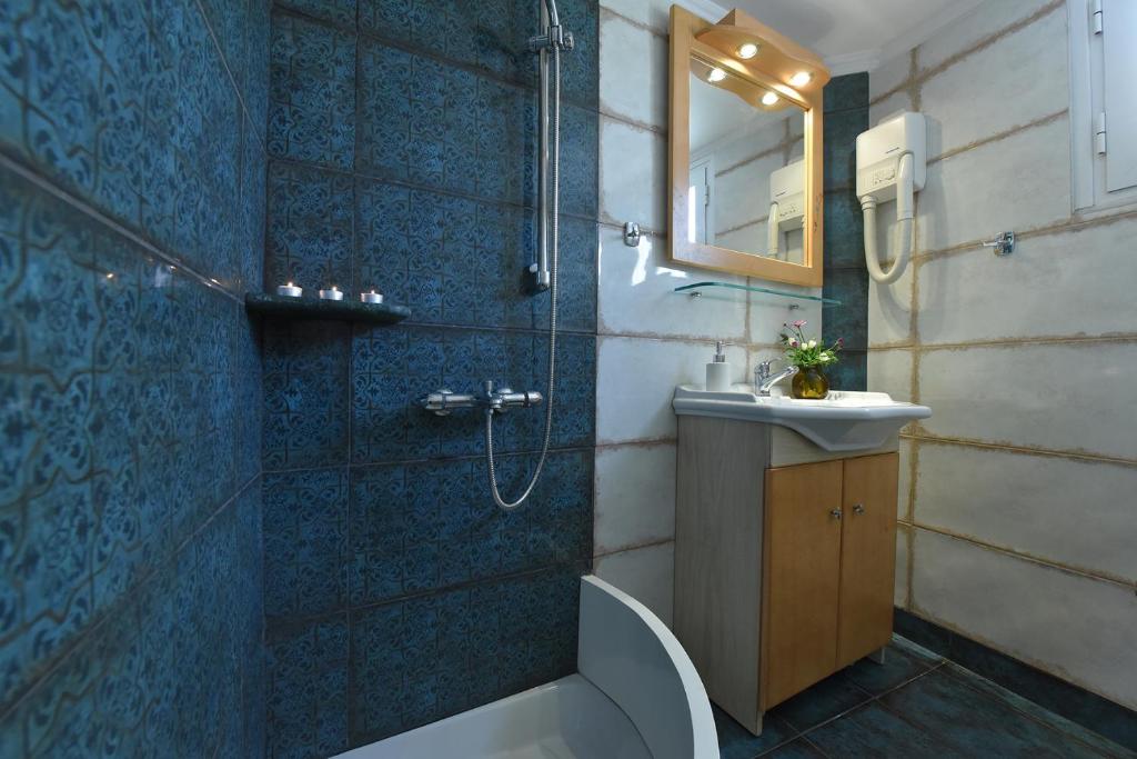 A bathroom at Konstantza Studios and Apartments