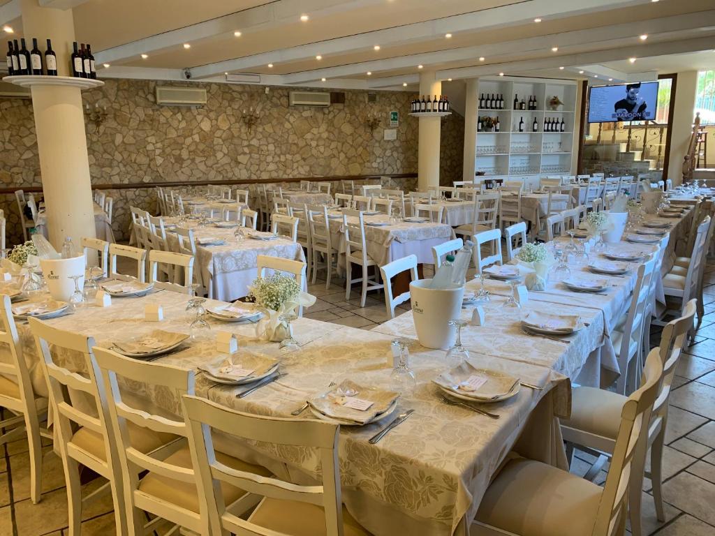 A restaurant or other place to eat at Romano B&B