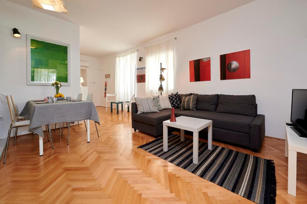 ein Wohnzimmer mit einem Sofa und einem Tisch in der Unterkunft Apartment Tin in Trogir