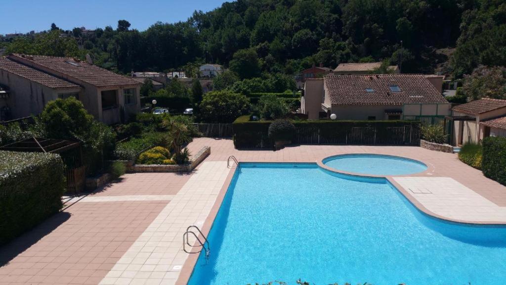 une piscine dans une villa avec une maison dans l'établissement Havre de Paix, à Villeneuve-Loubet